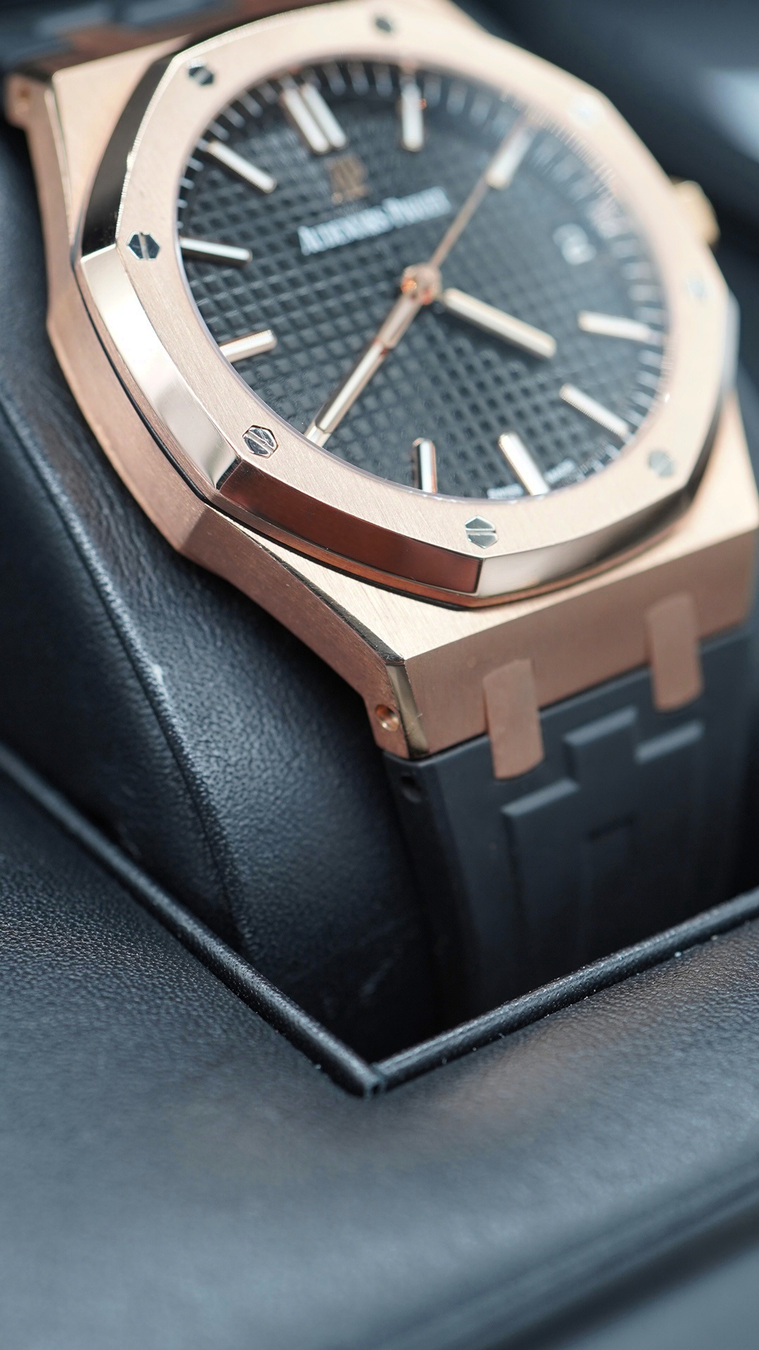 Audemars Piguet Royal Oak 15500OR - Image 4