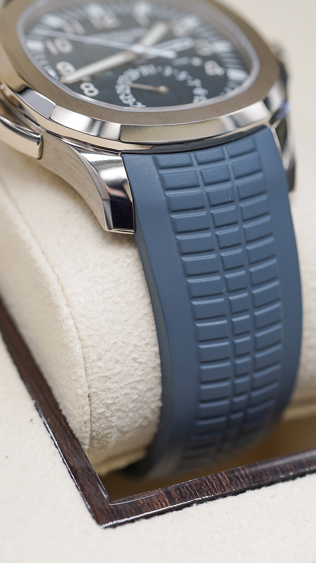 Patek Philippe Aquanaut Travel Time 5164G - Image 4