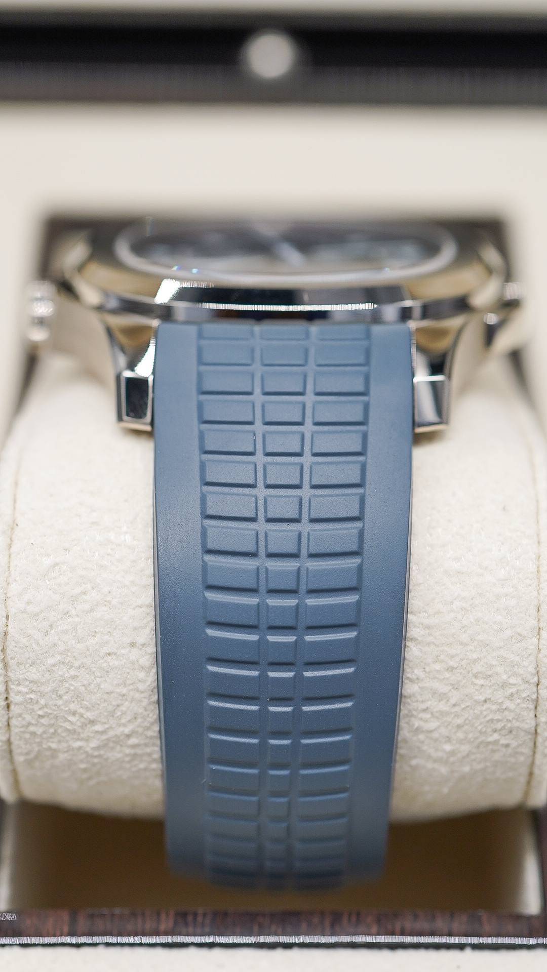Patek Philippe Aquanaut Travel Time 5164G - Image 6